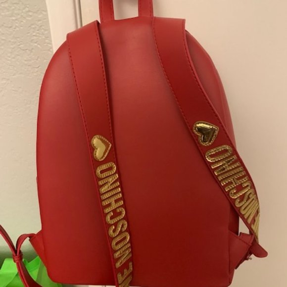 LOVE  MOSCHINO